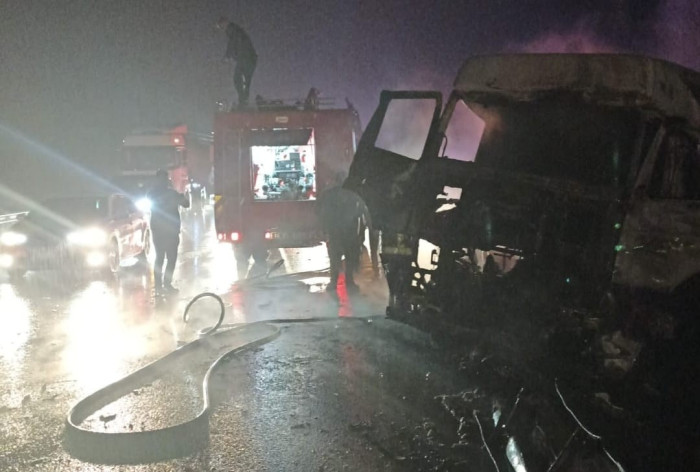 Bursa'da seyir halindeyken alev alan tır kül oldu
