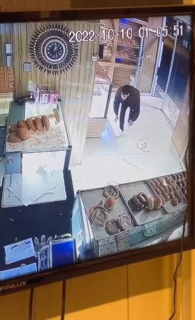 Bursa’da SMA hastalarının paralarını böyle çaldı Bursa'da gece yarısı ekmek fırınına giren hırsız, SMA hastalarına yardım