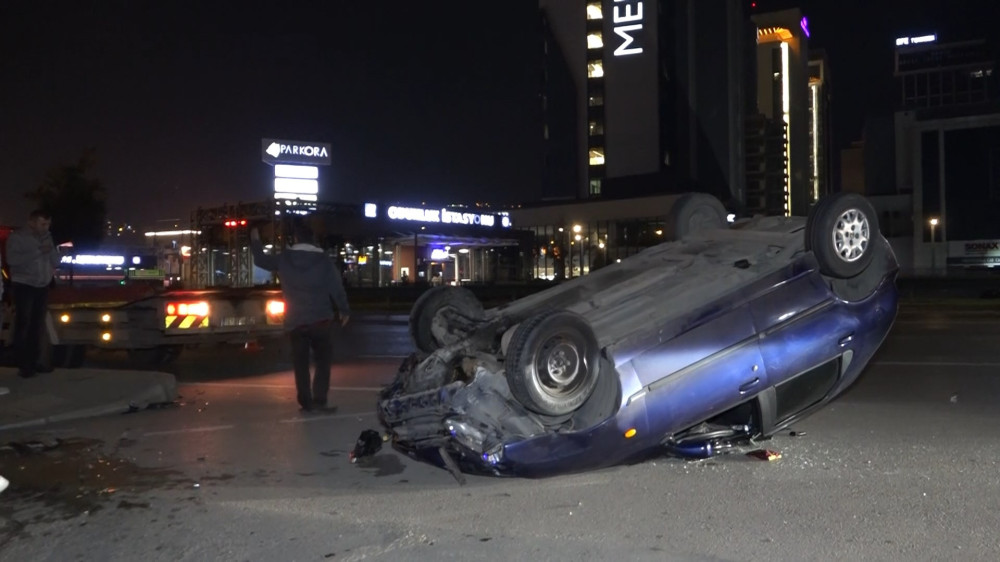 Bursa'da takla atan otomobildeki anne ile çocukları yaralandı