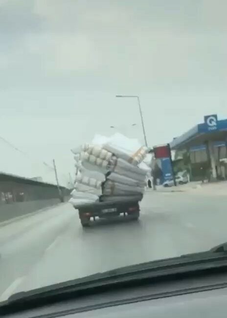 Bursa’da tehlikeli taşımacılık kamerada BURSA'NIN OSMANGAZİ İLÇESİNDE TRAFİKTE TEHLİKELİ TAŞIMACILIK YAŞANDI. KORKU DOLU ANLAR