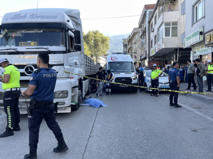 Bursa’da tırın altında kalan seyyar satıcı yaşamını yitirdi