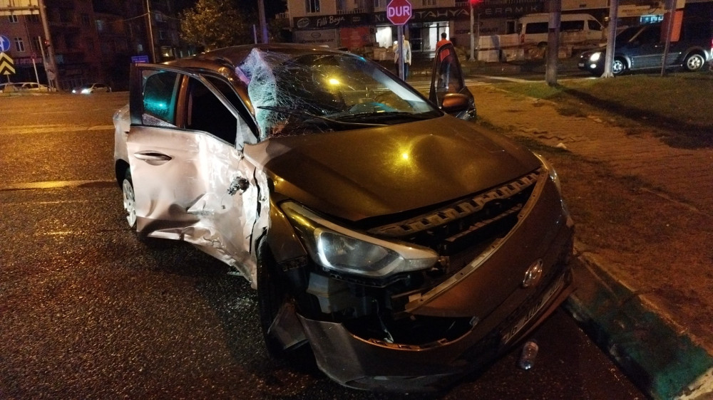 Bursa'da tırla otomobil çarpıştı: 2 yaralı