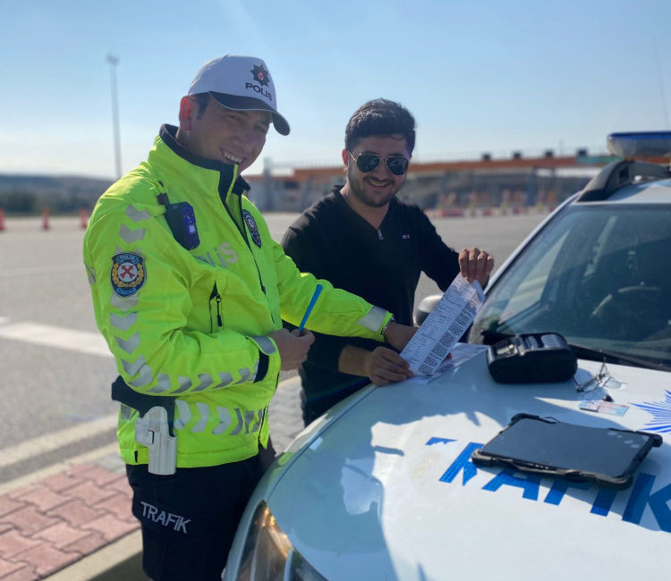 Bursa’da trafik dronla denetleniyor Bursa Emniyet Müdürlüğü ekipleri, dronla gerçekleştirdikleri trafik denetiminde kural ihlali