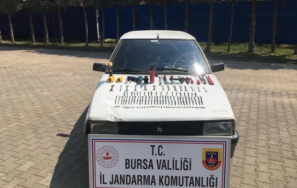 Bursa’da trafik levhalası çalan şüpheliler tutuklandı Bursa’nın Orhangazi ilçesinde, trafik levhası çaldıkları iddasıyla gözaltına alınan 3