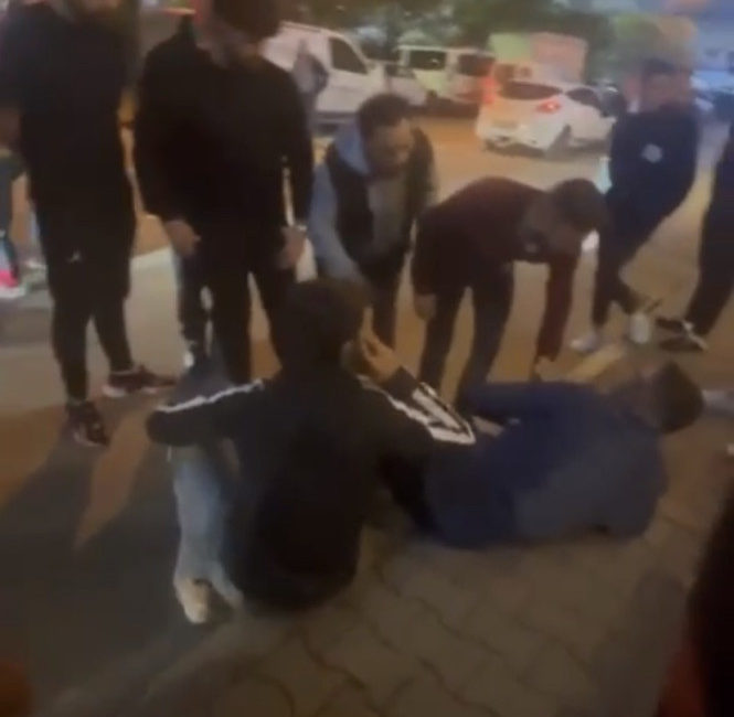 Bursa’da trafikte tartıştığı kişiyi bıçakladı Bursa'nın Mudanya ilçesinde, bir kişi yol verme meselesi yüzünden tartıştığı