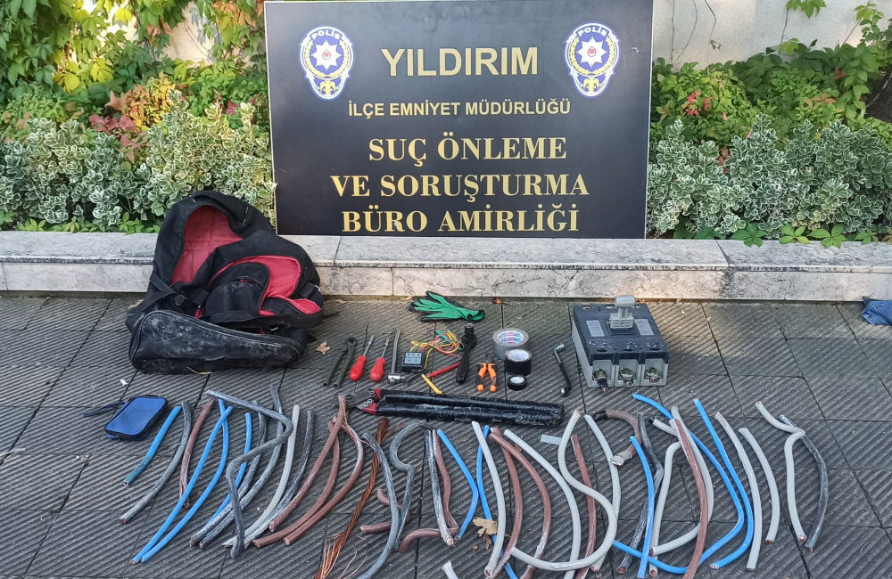 Bursa’da “trafo fareleri” böyle yakalandı Bursa'nın Yıldırım ilçesinde trafodan kablo hırsızlığı yapan 4 şüpheli, polis