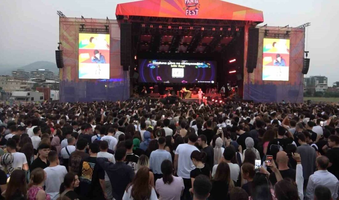 Bursa’da ünlüler rüzgarı Bursa’da bir içecek firmasının Yunuseli Havalimanı’nda düzenlediği konserde Güneş, Ceza