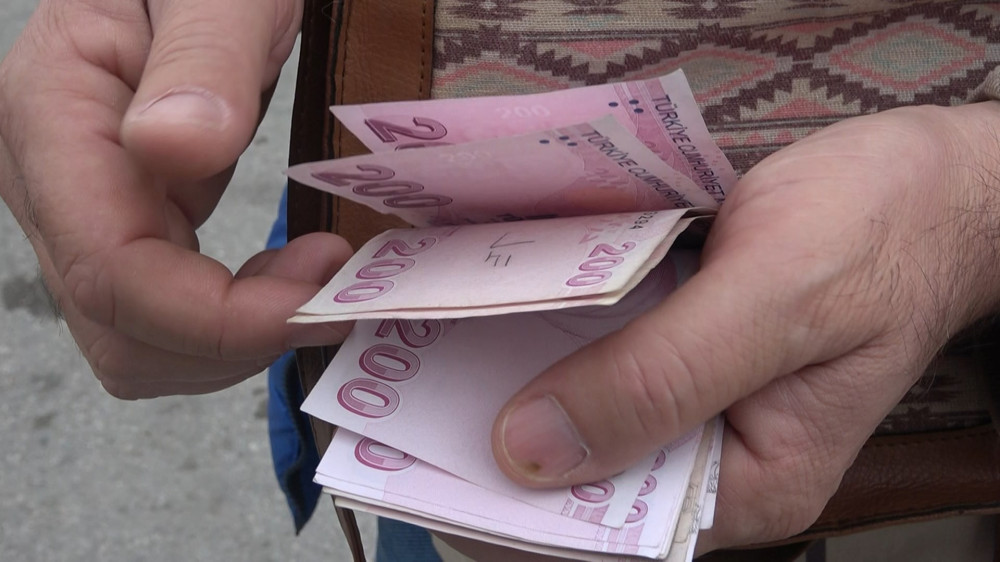 Bursa'da yolda bulduğu içi para dolu çantayı polise teslim etti