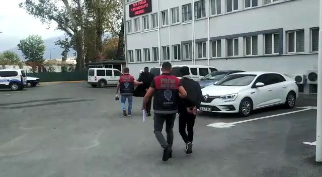 Bursa'da yürüyen merdivenlerin kapaklarını çalan hırsızlar yakalandı
