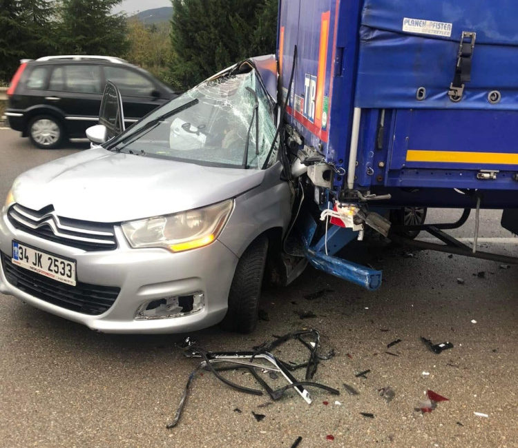 Bursa’da zincirleme trafik kazasında 2 kişi öldü Bursa'nın Kestel ilçesinde, yağış nedeniyle kayganlaşan yolda 4 aracın karıştığı