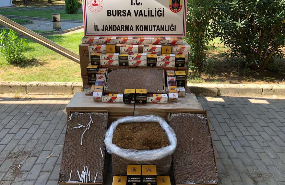 Bursa’daki operasyonda binlerce bandrolsüz sigara yakalandı Bursa'nın Osmangazi ilçesinde jandarma ekiplerince gerçekleştirilen operasyonda binlerce bandrolsüz sigara