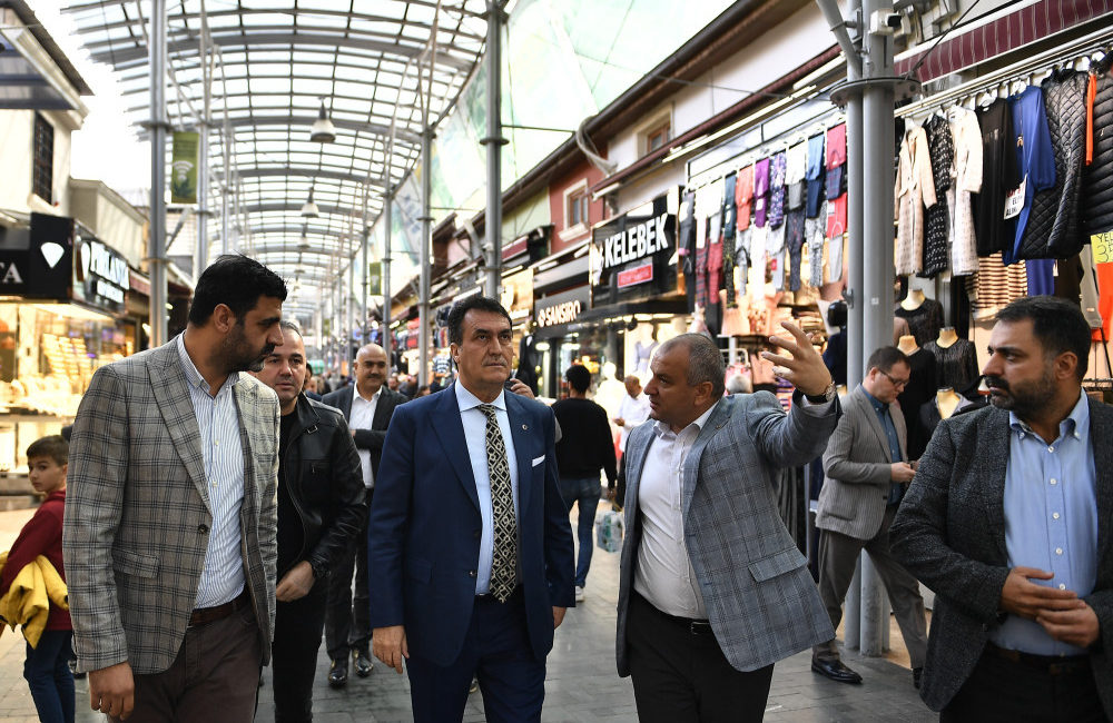 Bursa’da Uzun Çarşı’nın çatısının yanları kapatıldı Osmangazi Belediyesi'nce başlatılan Tuzpazarı, Uzun Çarşı ve Okçular Çarşısı’nın üstündeki