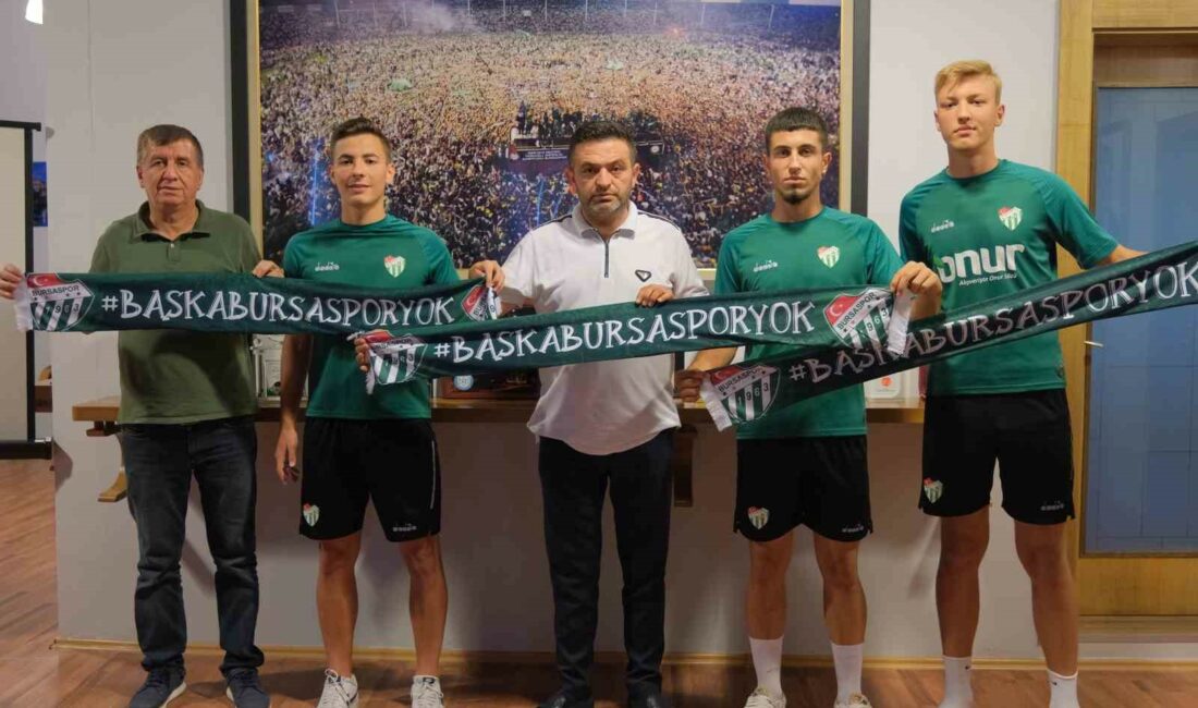 Bursaspor, 3 futbolcuyla profesyonel sözleşme imzaladı BURSASPOR ALTYAPISINDA YETİŞEN 3 FUTBOLCU İLE PROFESYONEL SÖZLEŞME İMZALADI.