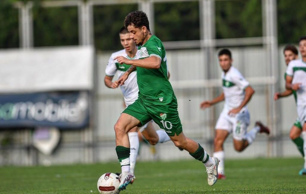 Bursaspor kendi arasında maç yaptı BURSASPORLU FUTBOLCULAR BUGÜNKÜ İDMANDA KENDİ ARASINDA MAÇ YAPTI.