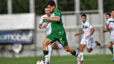 BURSASPORLU FUTBOLCULAR BUGÜNKÜ İDMANDA KENDİ ARASINDA MAÇ YAPTI.