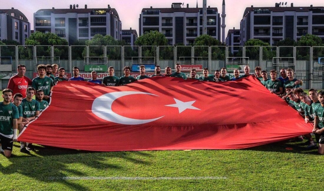 Bursasporlu futbolcular 30 Ağustos Zafer Bayramı dolayısıyla Türk bayrağı açtı.