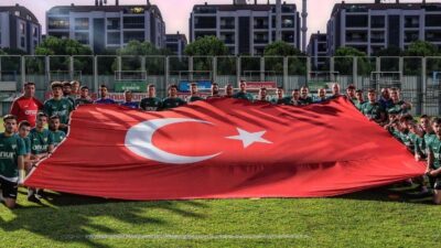 Bursasporlu futbolcular 30 Ağustos Zafer Bayramı dolayısıyla Türk bayrağı açtı.