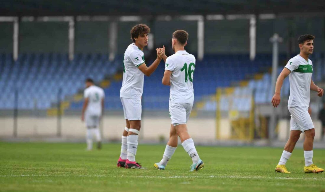 Bursasporlu futbolcuların lisansı çıktı BURSASPORLU 26 FUTBOLCUNUN LİSANSI TÜRKİYE FUTBOL FEDERASYONU’NUN İNTERNET SİTESİNDE YAYIMLANDI.