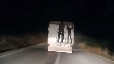 Bursa'nın Büyükorhan ilçesinde kamyonetin kasasına asılı vaziyette giden kişilerin yolculuğu