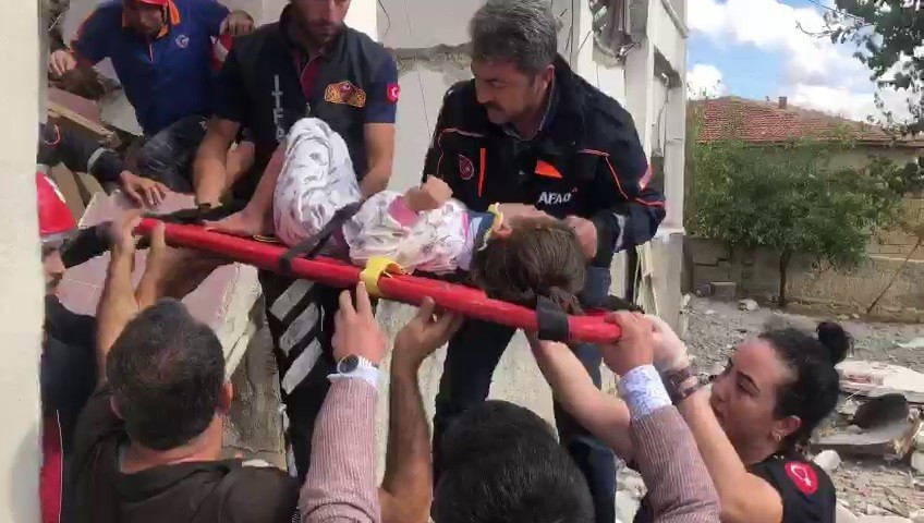 Doğal gaz patlaması meydana gelen bina çöktü