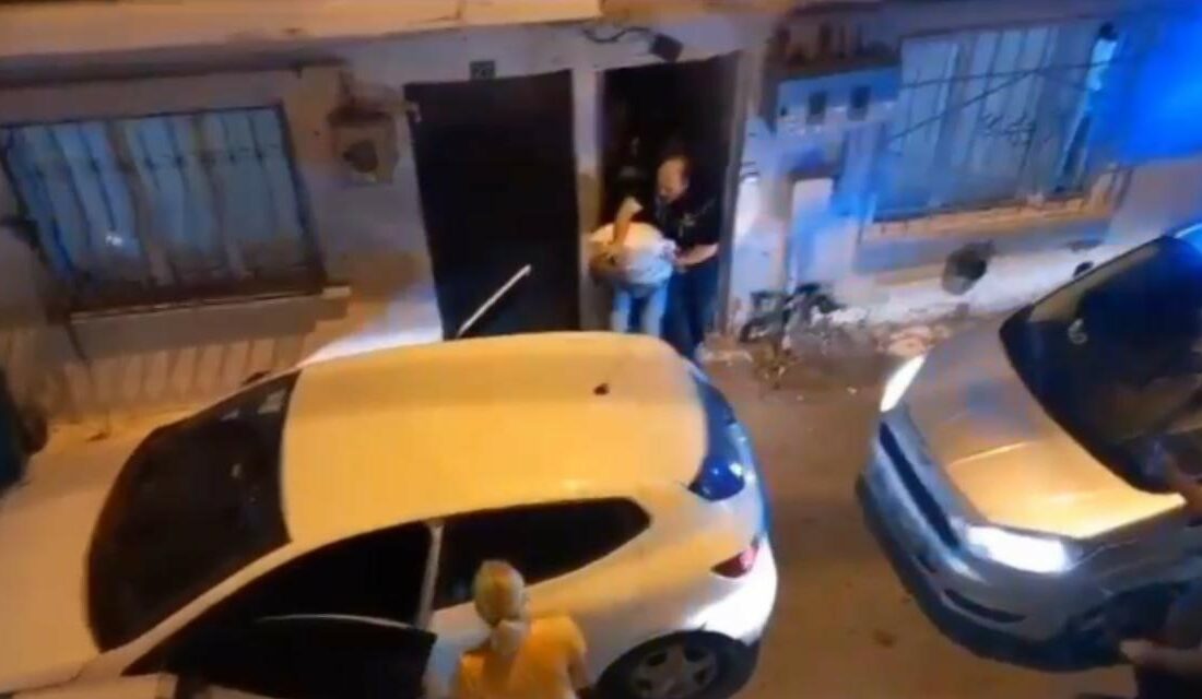 Bursa’nın Osmangazi ilçesinde narkotik polisinin uyuşturucu şüphelilerinin adresine gerçekleştirdiği operasyona