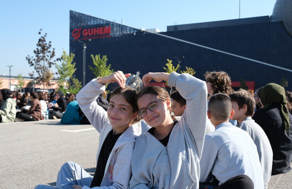 Göktürk-1 uydusu Bursalı öğrencileri uzaydan görüntüledi Bursa'da bir araya gelen binden fazla öğrenci "Dünya Uzay Haftası"