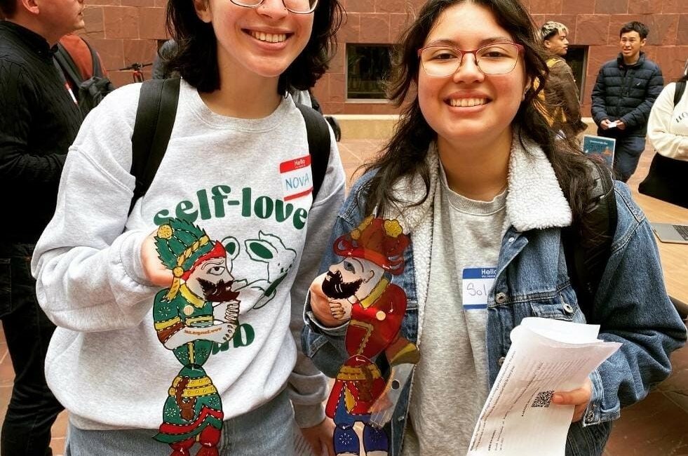 Hacivat ve Karagöz ABD’de büyük ilgi gördü UNİVERSİTY OF CALİFORNİA’DA MİSAFİR ARAŞTIRMACI OLARAK GÖREV YAPAN DR. ÖĞRETİM