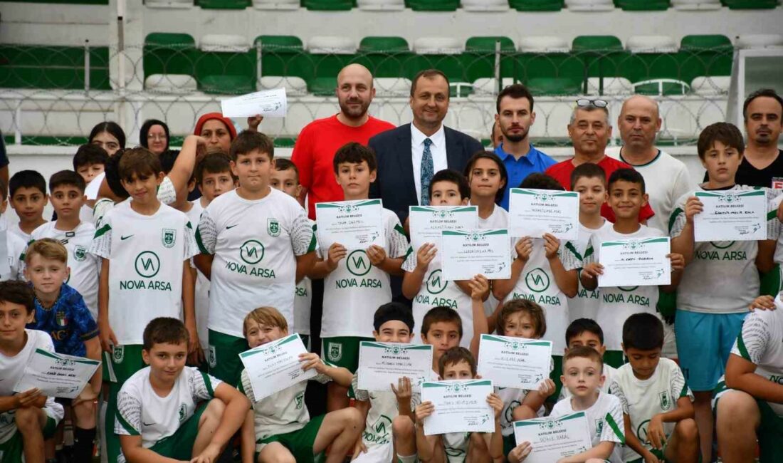 İznikspor yaz futbol okulunda sertifika heyecanı İZNİKSPOR'DA YAZ FUTBOL OKULU'NU BİTİREN GENÇLERE SERTİFİKALARINI BELEDİYE BAŞKANI KAĞAN