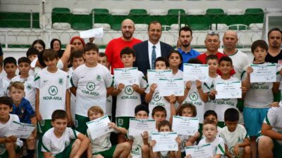 İZNİKSPOR'DA YAZ FUTBOL OKULU'NU BİTİREN GENÇLERE SERTİFİKALARINI BELEDİYE BAŞKANI KAĞAN
