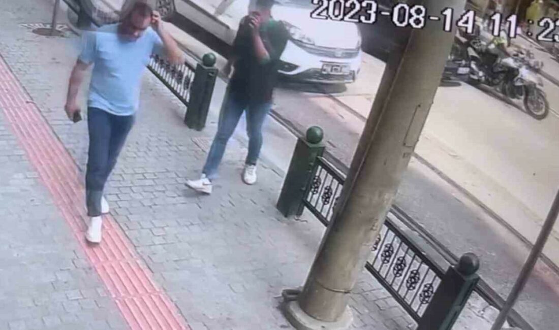 Kadın sürücü trafik polisine böyle çarptı BURSA’DA OTOMOBİLİYLE SEYİR HALİNDEKİ KADIN SÜRÜCÜ DÖNÜŞ YAPMAK İSTERKEN ÖNÜNDE