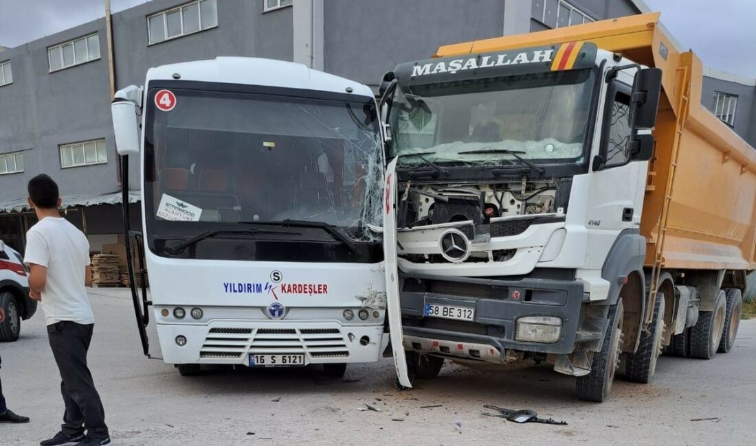 Kamyon ile minibüs çarpıştı: 1 yaralı BURSA'NIN İNEGÖL İLÇESİNDE METAL SANAYİSİ'NDE KAMYON İLE YOLCU MİNİBÜSÜ KAFA
