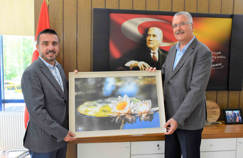 Kestel Belediye Başkanı Tanır’dan Özkan’a ziyaret Kestel Belediye Başkanı Önder Tanır, Karacabey Belediye Başkanı Ali Özkan'ı