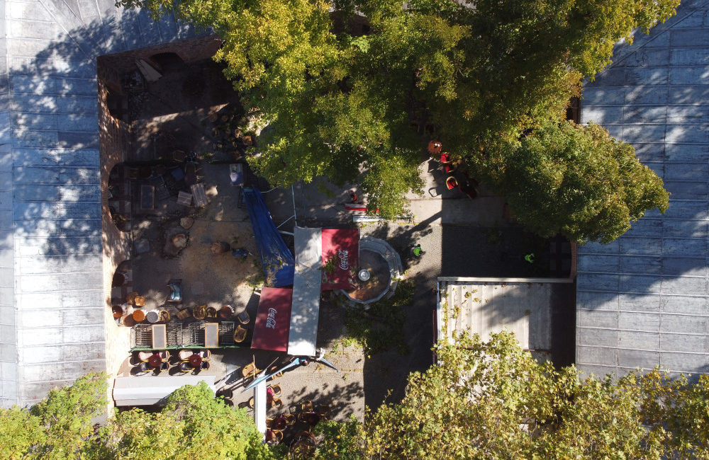 Tarihi Koza Han’da faciadan dönüldü Bursa'nın Osmangazi ilçesinde, tarihi İç Koza Han'ın avlusunda bulunan kestane