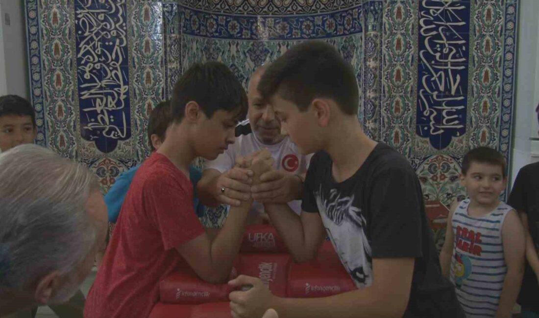 Kur’an kursuna gelen çocuklar için bilek güreşi turnuvası düzenlendi BURSA YENİ TEMENYERİ CAMİDE BİLEK GÜREŞİ TURNUVASI YAPILDI. ÇOCUKLARA HEDİYELER