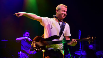 Pop müzik şarkıcısı Levent Yüksel, Bursalı hayranlarıyla bir araya geldi.