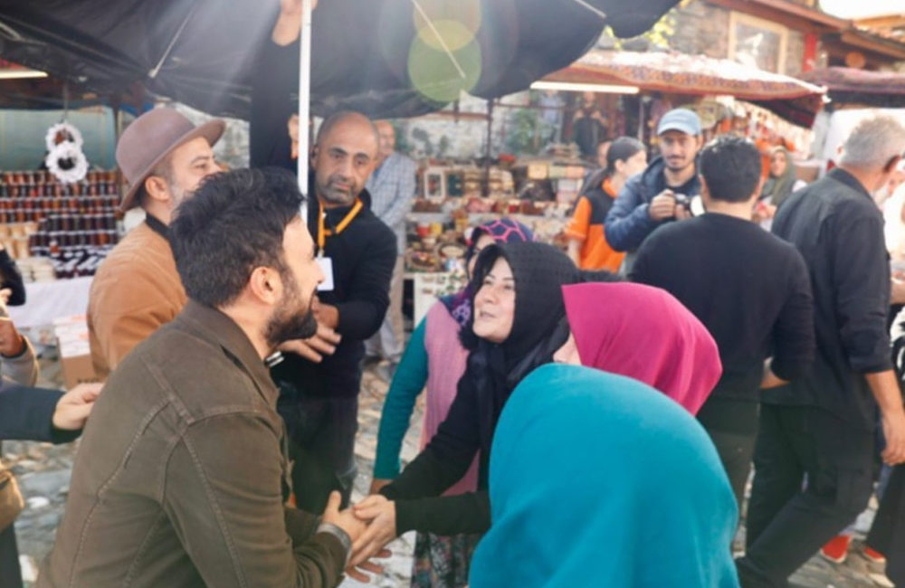 Megastar Tarkan reklam çekimi için Bursa’ya geldi Marka yüzü olduğu alışveriş platformunun yeni reklam çekimleri için Cumalıkızık’a