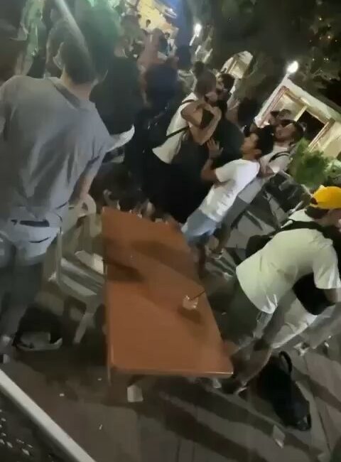 Meydan muhaberesi gibi kavga kamerada BURSA’DA İKİ GRUP ARASINDA ÇIKAN VE TEKME, YUMRUK İLE SANDALYELERİN