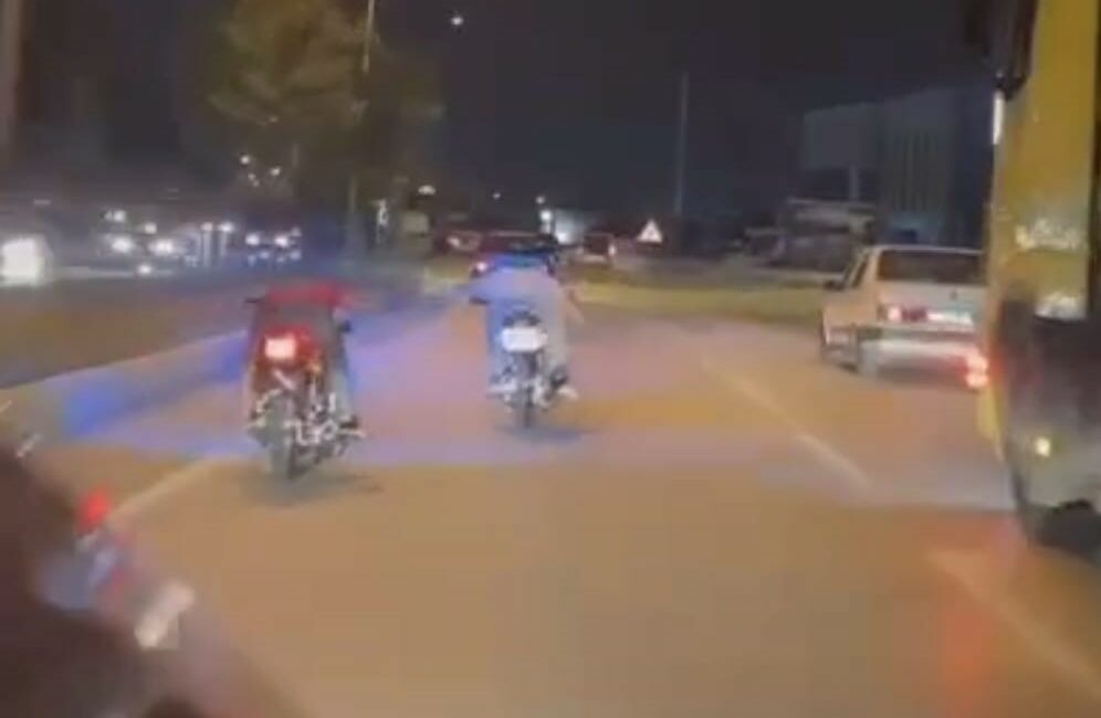 Motosikletli gençlerin tehlikeli yolculuğu kamerada BURSA'NIN İNEGÖL İLÇESİ GİRİŞİNDE MOTOSİKLETLİ GENÇLERİN TEHLİKELİ YARIŞI KAMERAYA SANİYE