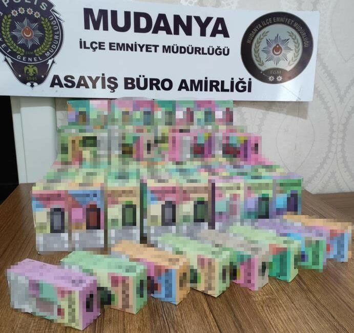 Bursa'nın Mudanya ilçesinde gerçekleştirilen operasyonda onlarca elektronik sigara ele geçirildi.