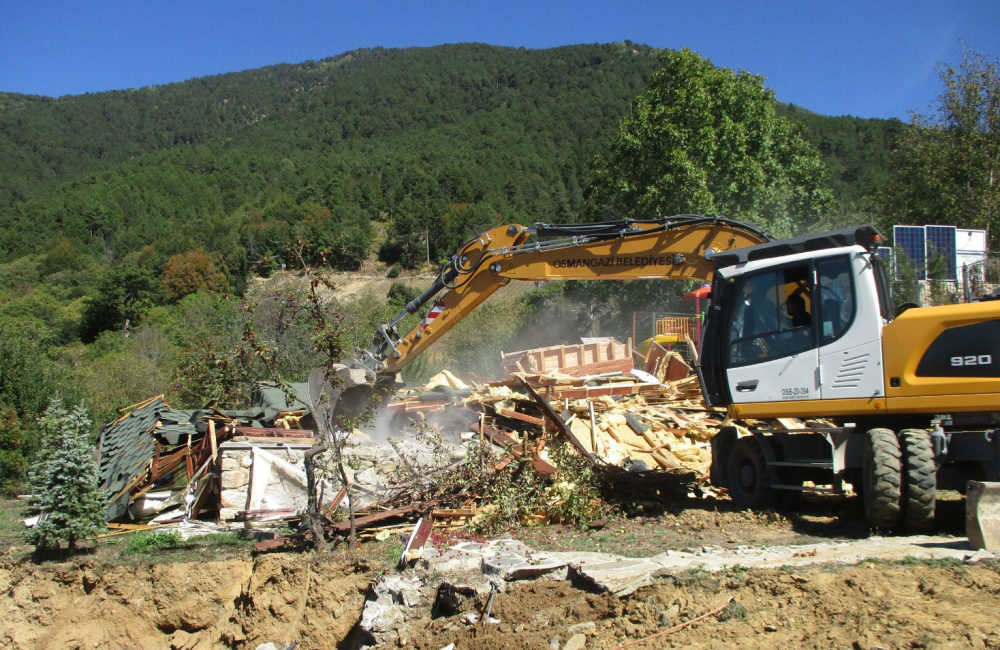 Osmangazi’de kaçak yapılara geçit yok Bursa'nın Osmangazi ilçesi Bağlı Mahallesi'nde bulunan ve kaçak olduğu tespit