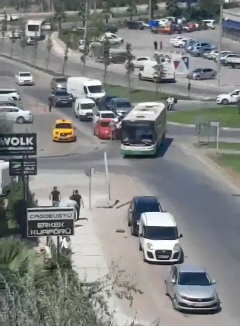 BURSA’DA OTOBÜS İLE OTOMOBİL ŞOFÖRÜ ARASINDA YAŞANAN YOL TARTIŞMASINDA YUMRUKLAR