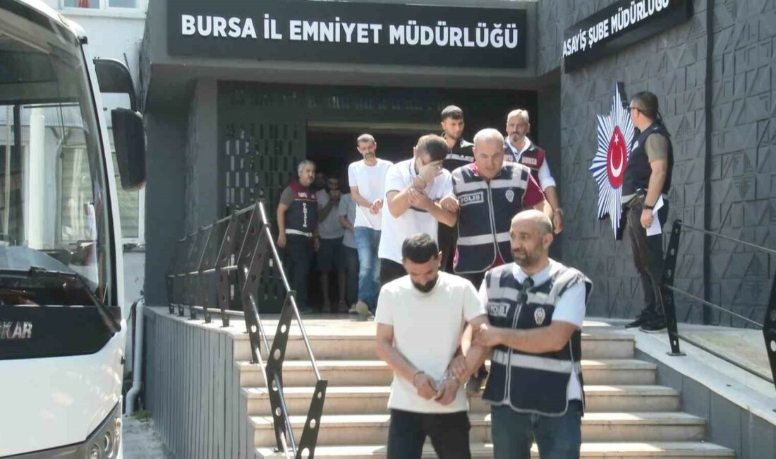 Bursa’da 44 şüpheli gözaltına alındı Bursa Emniyet Müdürlüğü ekiplerince aranan şüphelilere yönelik gerçekleştirilen operasyonda 44