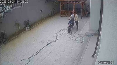Bursa'da 2 hırsızın, apartman bahçesindeki motosikleti çaldığı anlar güvenlik kamerası