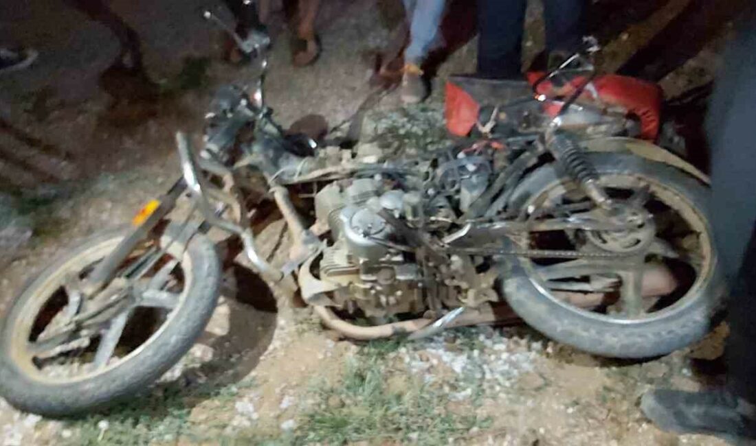 Bursa’da yakıtı biten motosikletini arkadaşıyla birlikte iterek götüren iki kişiler,