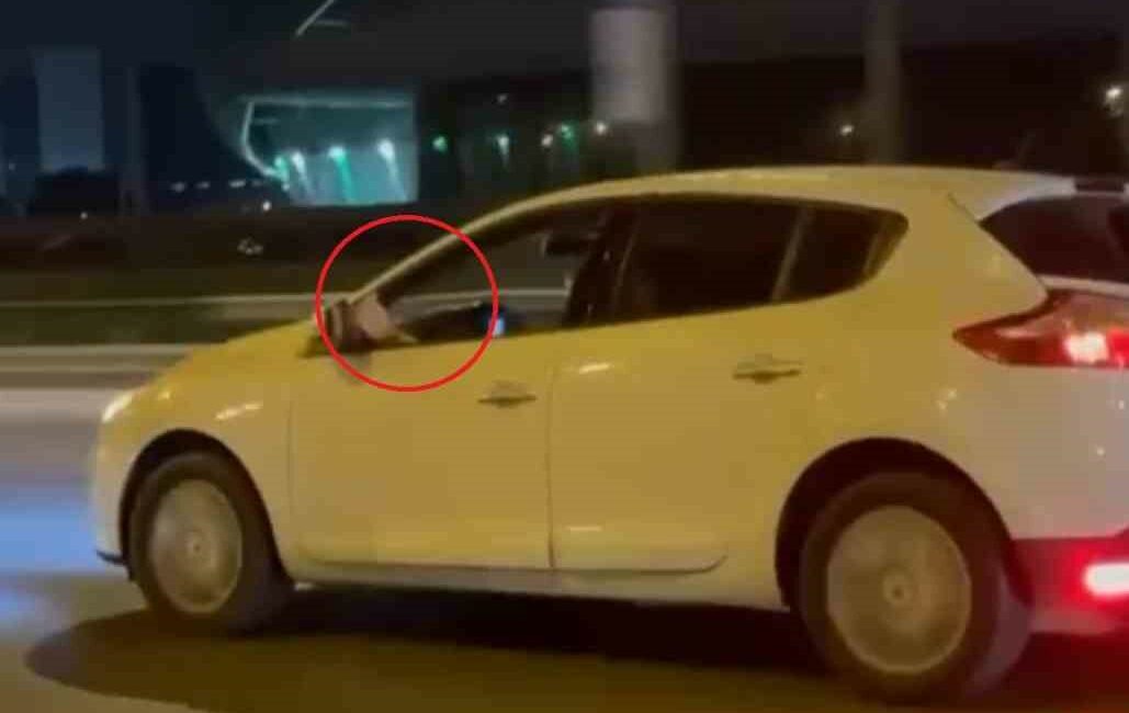 Sıcaklar sürücüleri de bunalttı. Ayağını camdan sarkıtarak araç sürdü BURSA'DA SEYİR HALİNDEKİ ARACIN SÜRÜCÜSÜ BİR AYAĞINI CAMDAN DIŞARI ÇIKARARAK