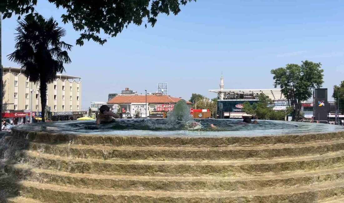 Sıcaklardan bunalan çocukların tehlikeli oyunu kamerada BURSA’DA SICAK HAVALARIN ETKİSİYLE BUNALAN ÇOCUKLAR İL MERKEZİNDE BULUNAN SÜS