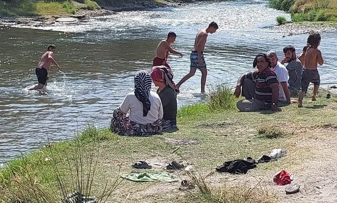 Sıcaktan bunalan köy sakinlerine plaj yaptırdı BURSA’DA ÇÖRELER MAHALLESİ MUHTARI TURHAN ARGIN, SICAKTAN MAHALLE SAKİNLERİ İÇİN