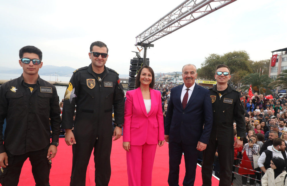 SOLOTÜRK’ten Mudanya’da nefes kesen gösteri Türk Hava Kuvvetlerinin gösteri timi SOLOTÜRK'ün, Mudanya Mütarekesi'nin 100. yıl