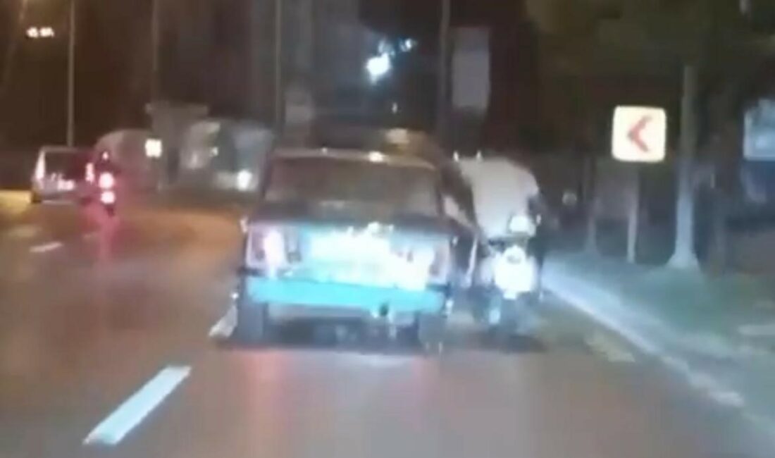 Bursa’da tehlikeli yolculuk BURSA’DA SEYİR HALİNDEYKEN OTOMOBİLE KOLUNU YASLAYARAK SOHBET ETMEYE BAŞLAYAN SÜRÜCÜ,