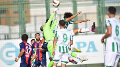 TFF 2. Lig Beyaz Grup ekiplerinden Bursaspor, sahasında Yeni Mersin